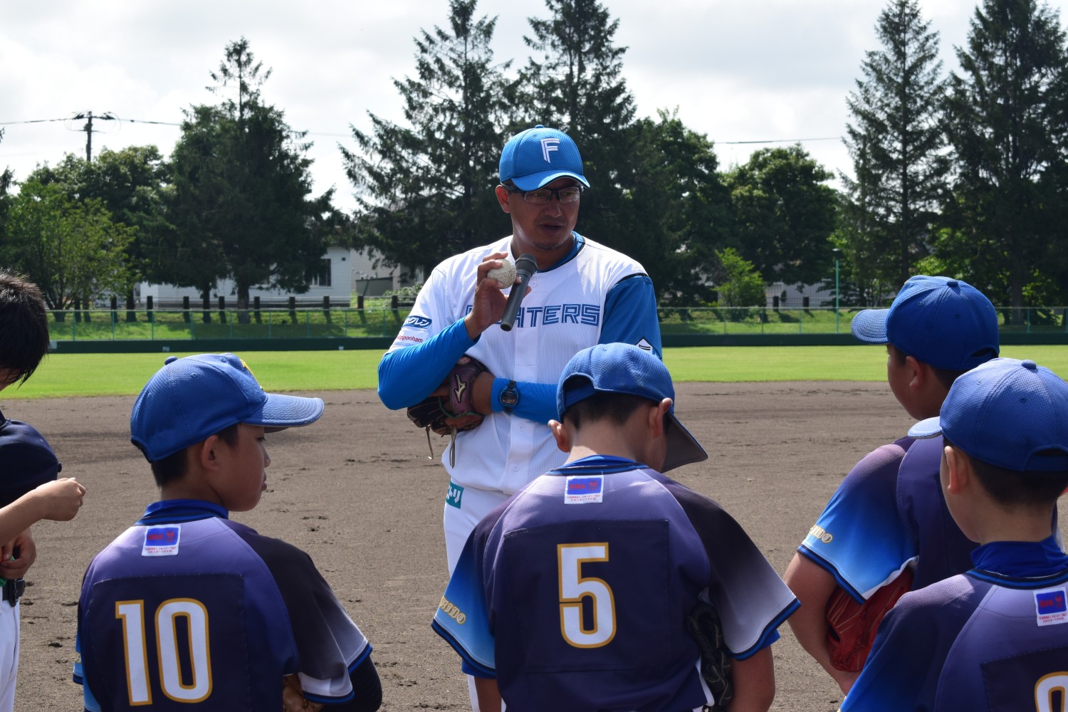 日本ハムファイターズ野球教室を開催しました。